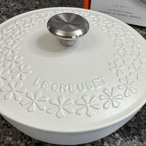 Le Creuset limited edition white fluer Relief Cast Iron sauce pan NEW